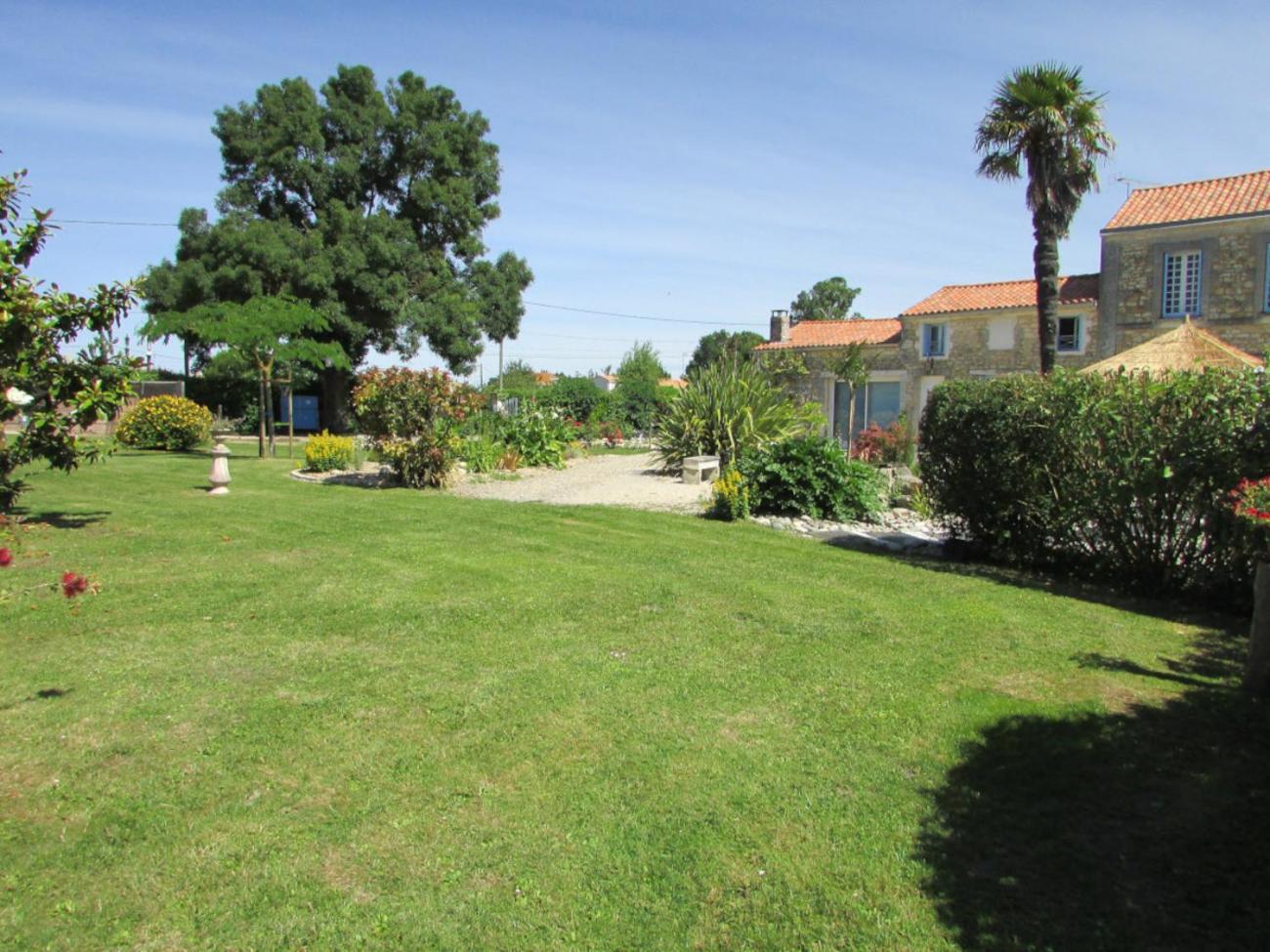 Logis De Chalons A La Le Gua (Charente-Maritime)