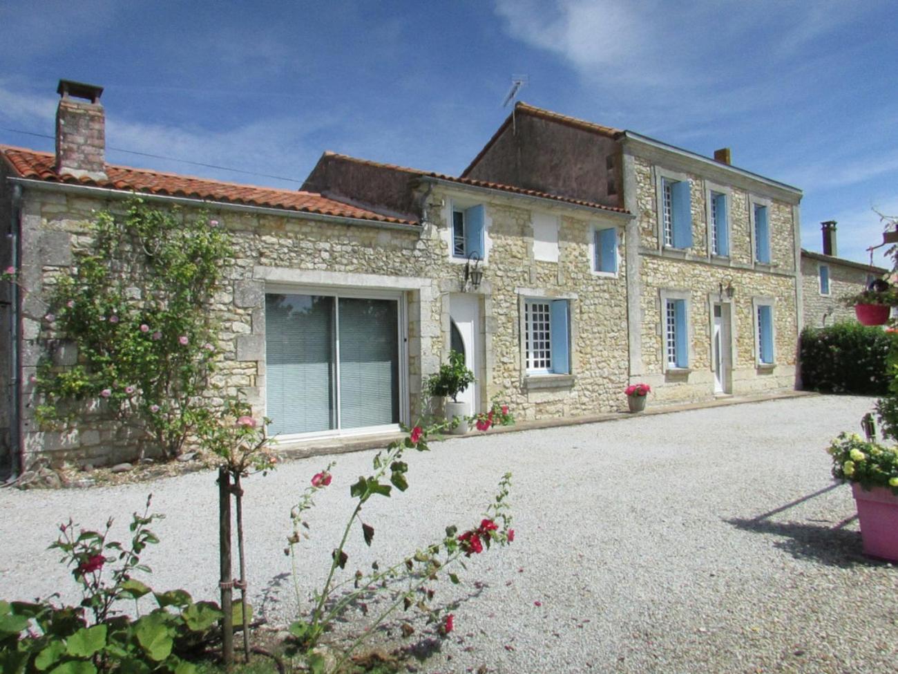 Holiday home Logis De Chalons A La Le Gua (Charente-Maritime)